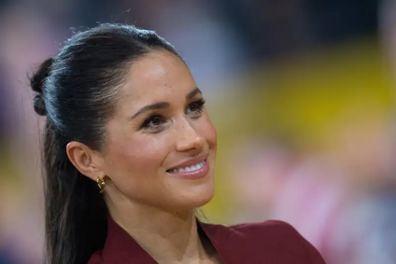 Meghan Markle con unos pendientes de Mango