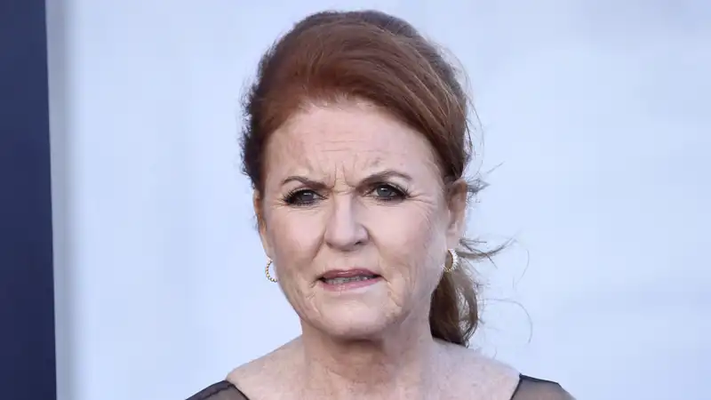 Sarah Ferguson con gesto serio