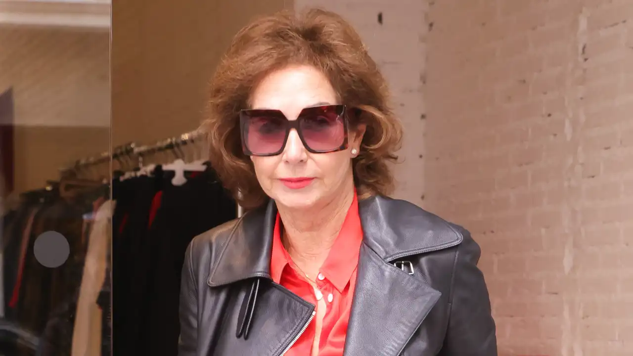 De Etro a Valentino: Ana Rosa Quintana da una clase magistral de cómo incluir el color de moda del otoño con accesorios
