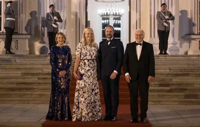 El presidente Frank-Walter Steinmeier y Elke Büdenbender dan la bienvenida a Haakon y a Mette-Marit