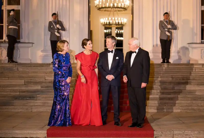 El Presidente Frank-Walter Steinmeier y su esposa Elke Büdenbender dan la bienvenida a la reina Mary de Dinamarca y a Federico