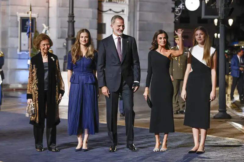 La emérita con la familia real en la entrega de los Premios Princesa de Asturias 2023