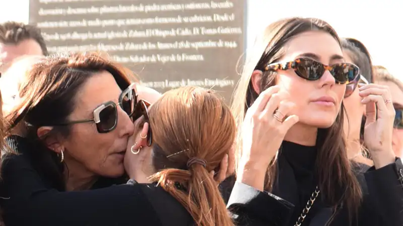 Paz Padilla y su hija en el funeral del hermano de la humorista