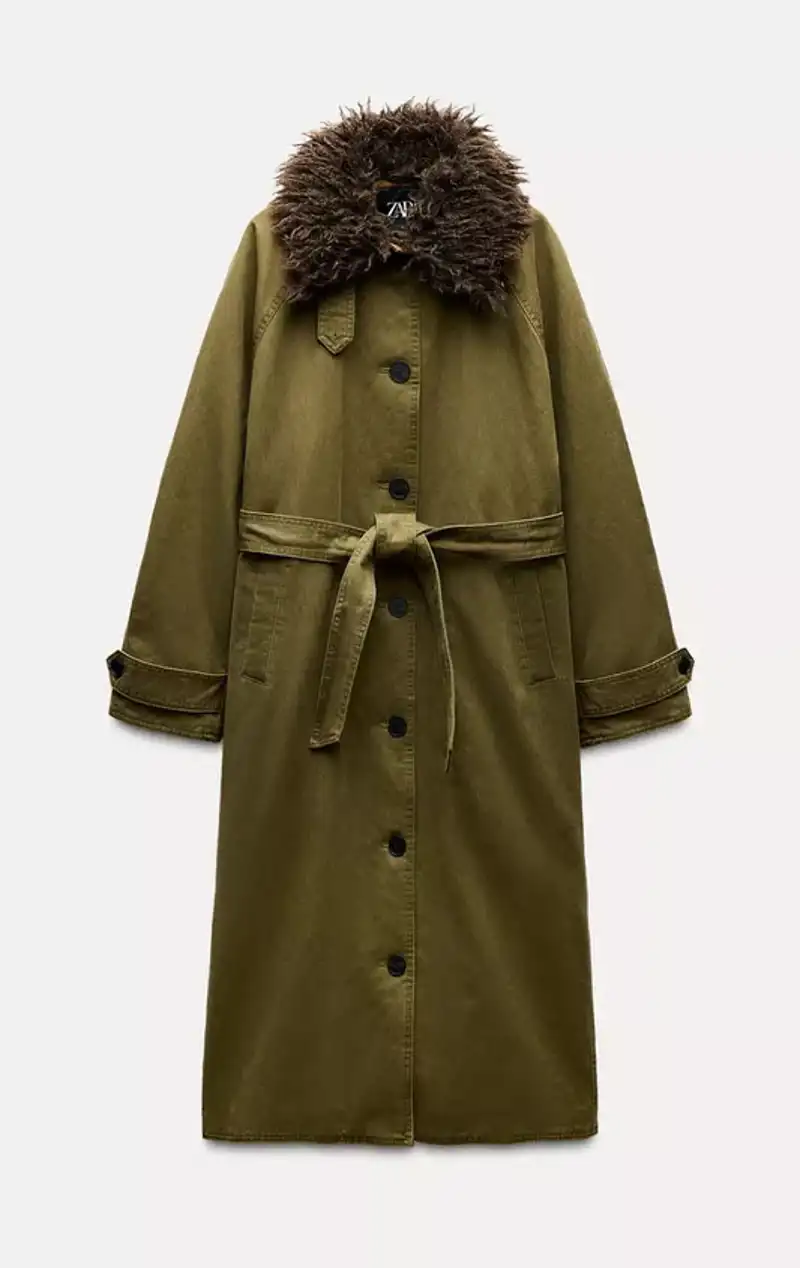 Trench 2 encerado cuello efecto pelo de Zara 79,95 euros 