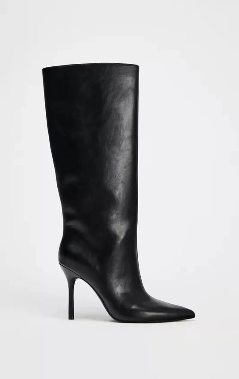 Bota tacón 2 pespunte de Zara 49,95 euros 