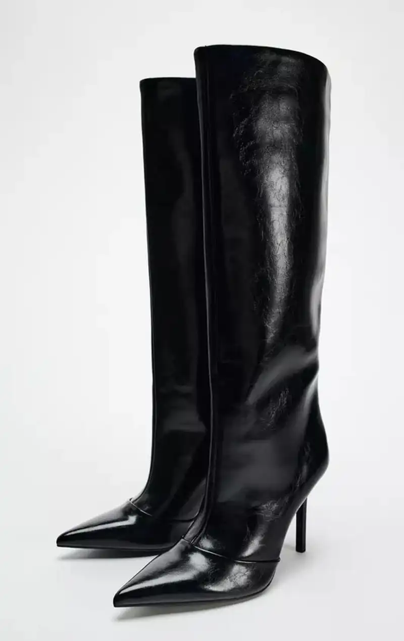 Bota tacón caña ancha de Zara 59,95 euros