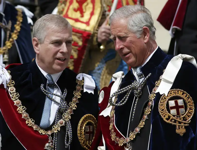 El Príncipe Andrés junto a Carlos III en junio de 2015