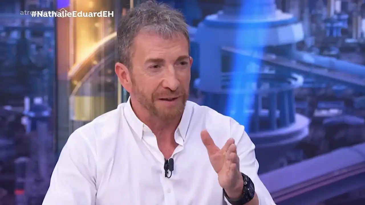 El error de Pablo Motos que ha provocado una risa nerviosa a sus invitados, Eduard Fernández y Nathalie Poza, en 'El hormiguero'