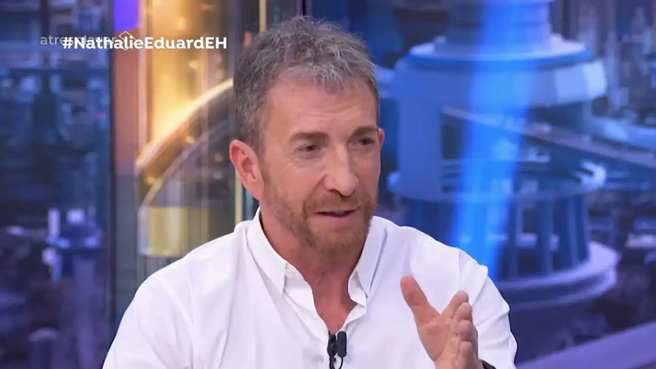 El error de Pablo Motos que ha provocado una carcajada a Eduard Fernández y Nathalie Poza en 'El Hormiguero'