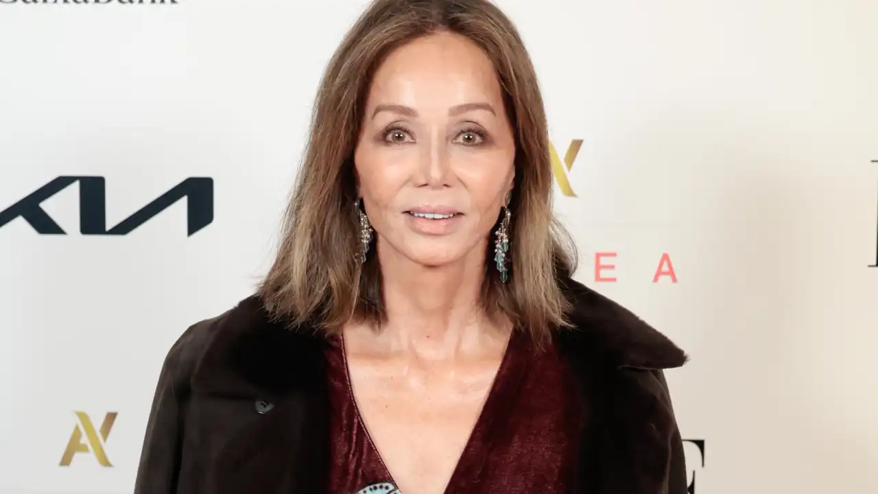 Estos 5 elegantísimos vestidos de Zara se los pondría Isabel Preysler para celebrar el 'Día de Acción de Gracias' en su casa