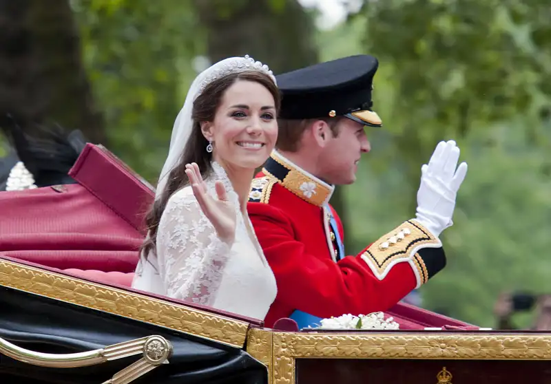 La Princesa de Gales en una instantánea del día de su boda luciendo la tiara "Halo" de Cartier