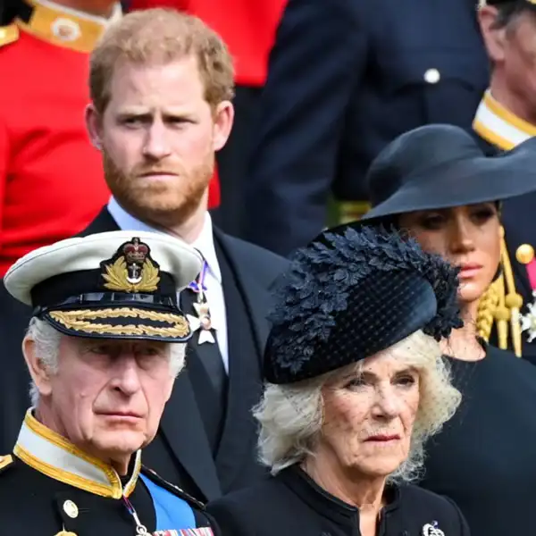 La reina Camilla, el rey Carlos III y Harry y Meghan Markle en su último acto conjunto.