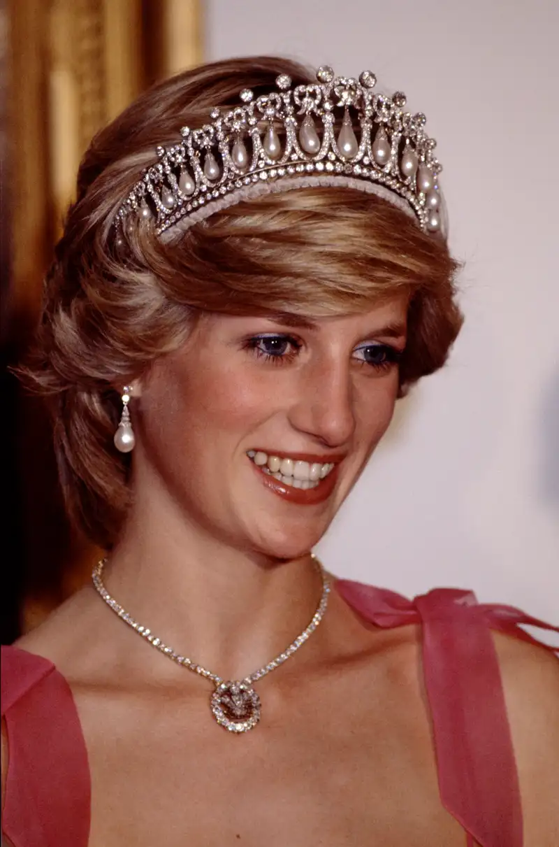 Lady Di luciendo la tiara 'Nudo de los amantes' en un viaje a Canadá en 1983