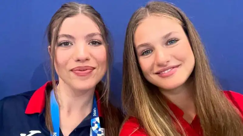 Leonor y Sofía en un selfie compartido por Casa Real