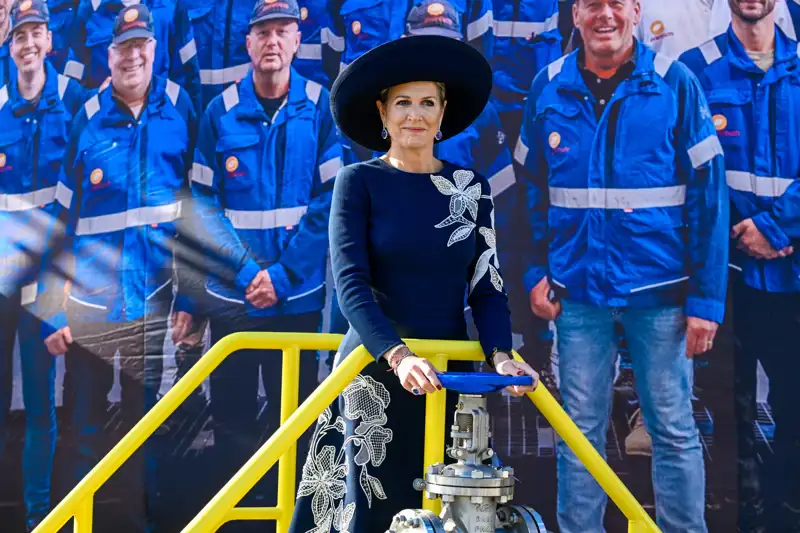 Máxima de Holanda, en la inauguración de una fábrica con look poco apropiado. 