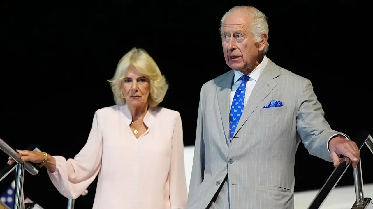 Preocupación por la reina Camilla tras su gesto al llegar a Samoa