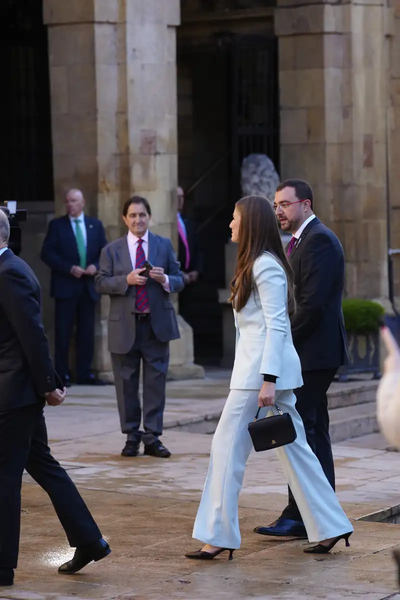 El bolso de mano de la Princesa Leonor en el Ayuntamiento de Oviedo