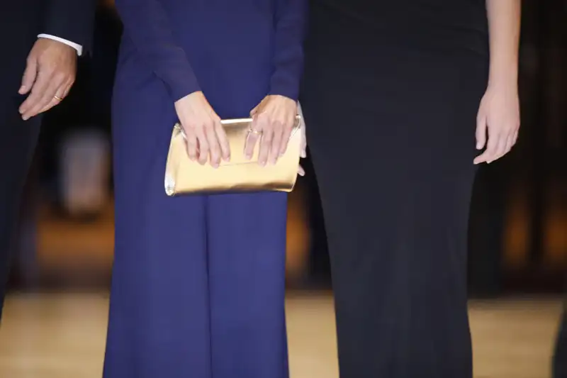 La cartera de la Reina Letizia en el concierto de los Premios Princesa de Asturias