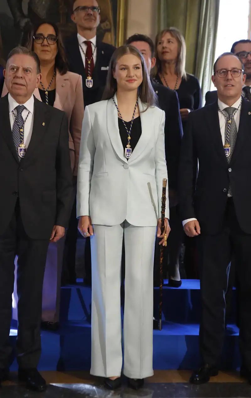 La Princesa Leonor recibe el medallón e insignia corporativos y el bastón de mando por parte del alcalde de Oviedo