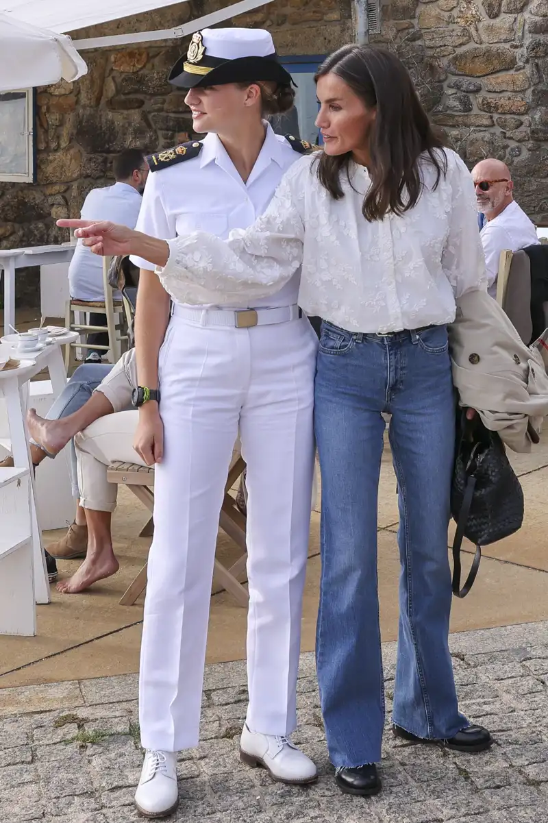 La Reina Letizia, con un impecable look en Galicia. 