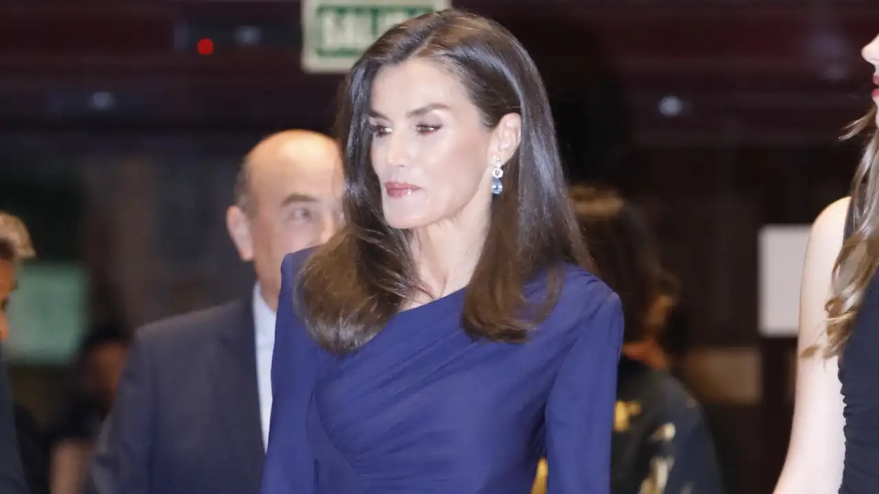 La Reina Letizia le pone el toque glam a su vestido alquilado con unos nuevos salones metalizados