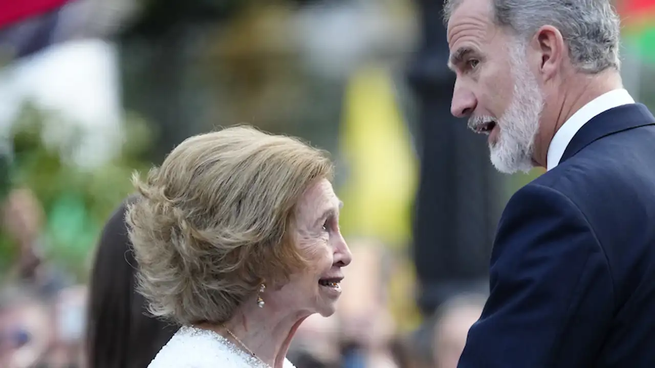 Felipe VI, más pendiente que nunca, saca su lado más protector con la Princesa Leonor y la Reina Sofía en los Premios Princesa de Asturias 2024