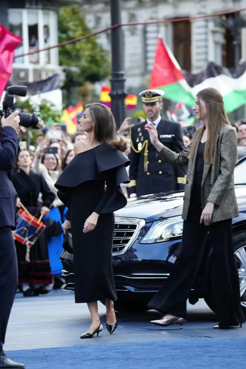 La Reina Letizia, impresionante, eclipsa a la Princesa Leonor con un vestido con volantes XXL en los Premios Princesa de Asturias 2024 