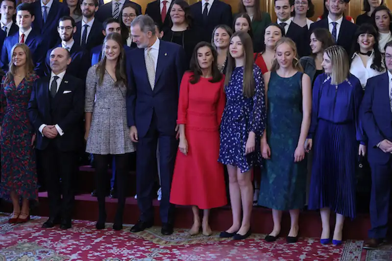 Los Reyes Felipe y Letizia y sus hijas posan en Oviedo