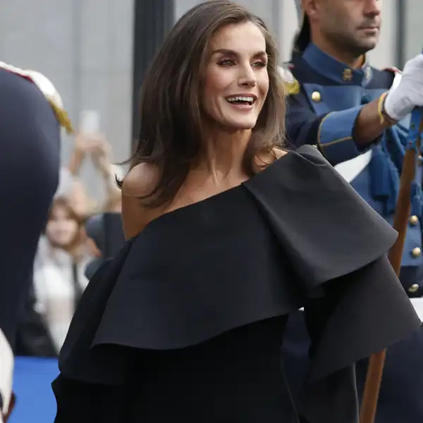 La Reina Letizia, impresionante, eclipsa a la Princesa Leonor con un vestido con volantes XXL en los Premios Princesa de Asturias 2024 