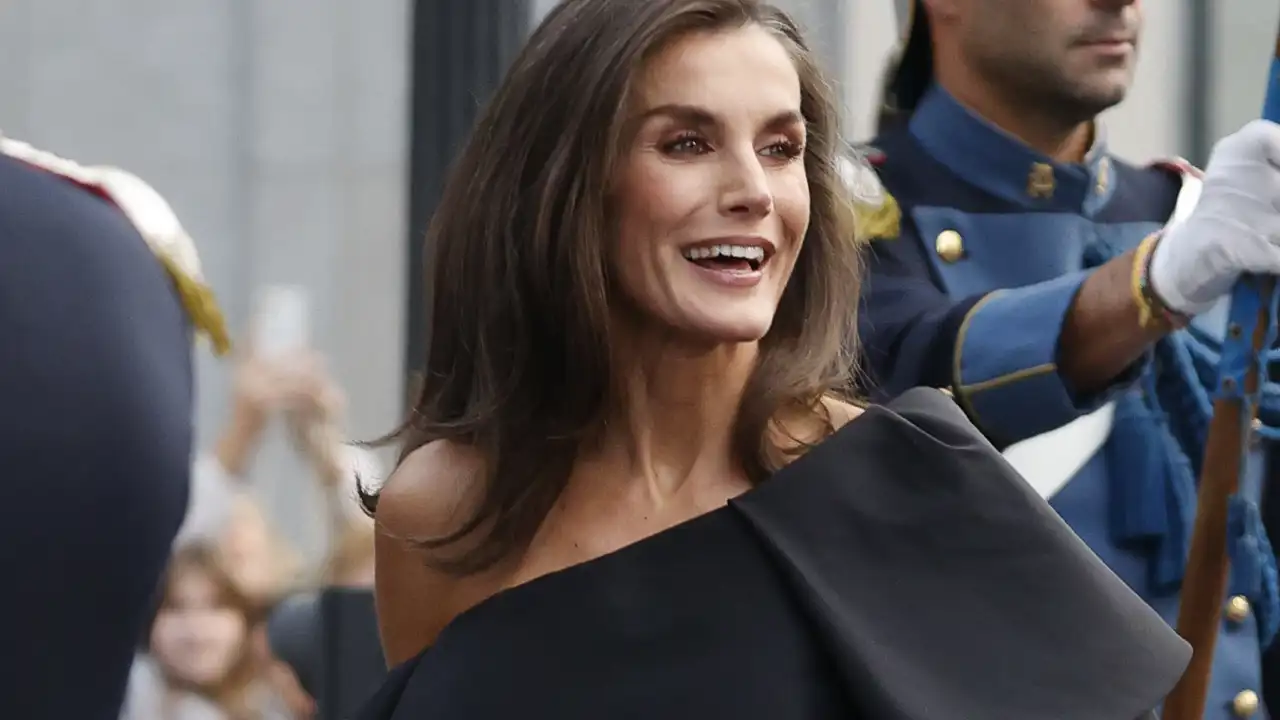 La Reina Letizia, impresionante, eclipsa a la Princesa Leonor con un vestido con volantes XXL en los Premios Princesa de Asturias 2024 