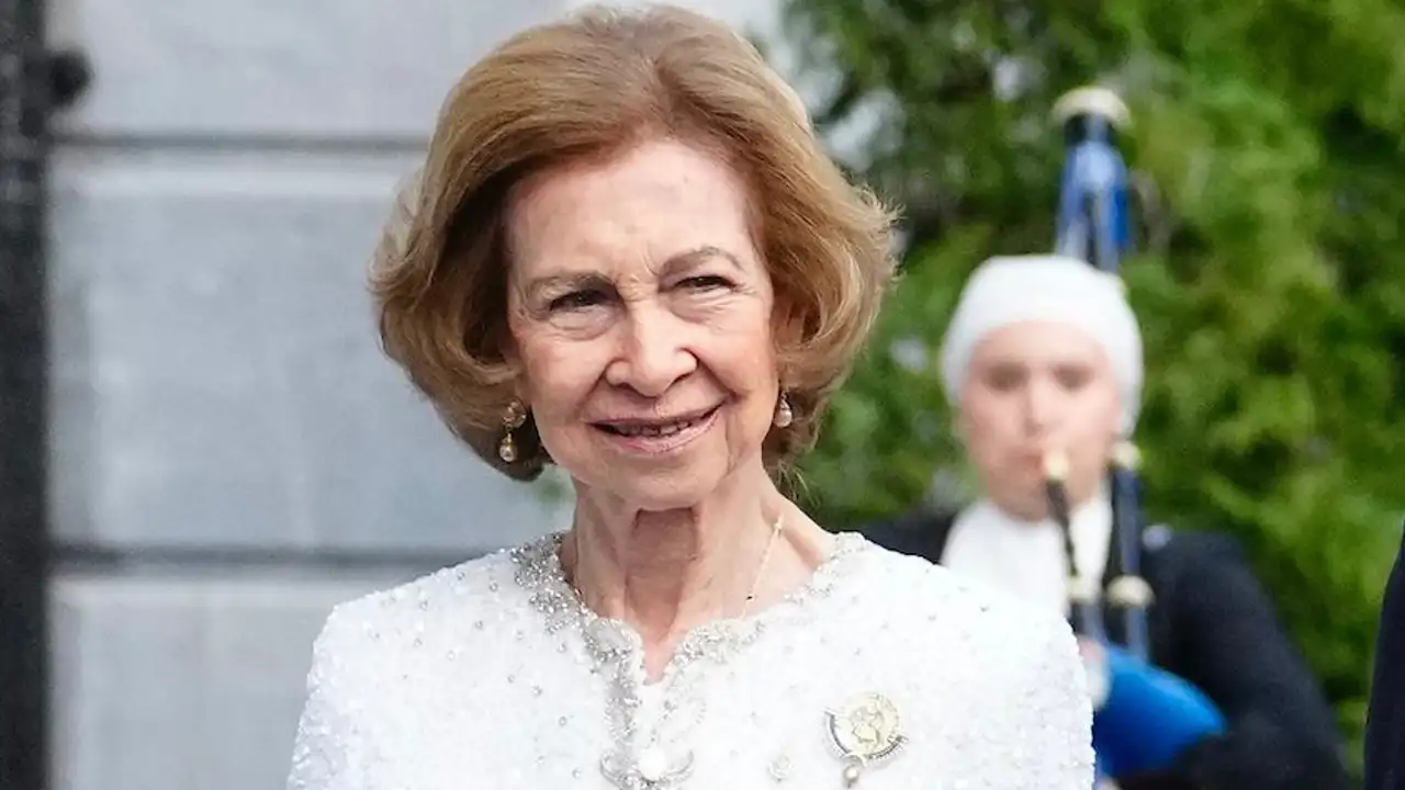 La Reina Sofía 'copia' a la Infanta Sofía en los Premios Princesa de Asturias 2024 y apuesta por la blazer con brillo más juvenil de su fondo de armario