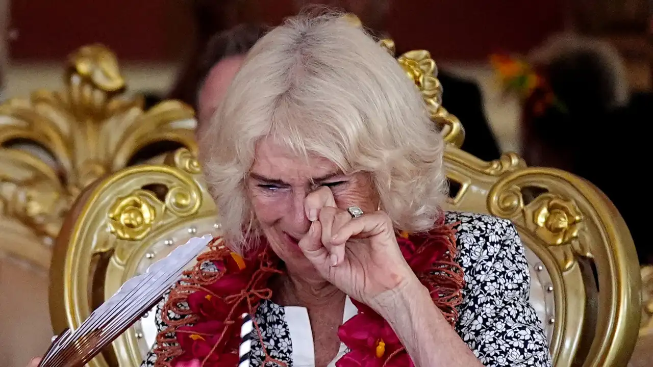 La Reina Camilla rompe a llorar en Samoa