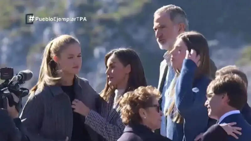 La Reina Letizia le coloca la chaqueta a la princesa Leonor.