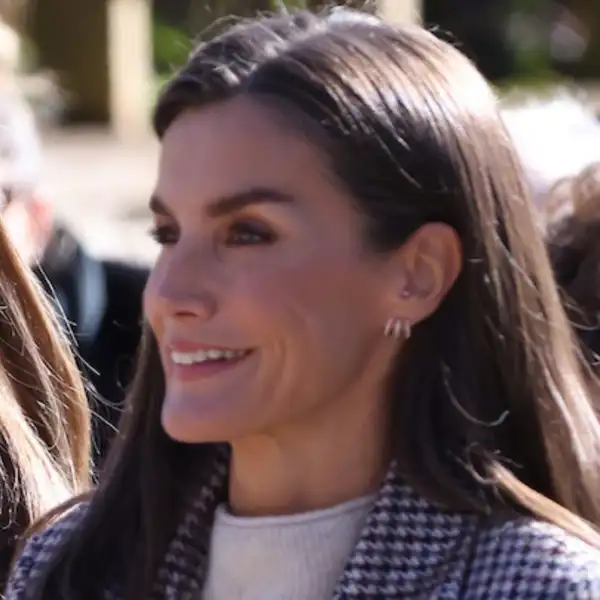 La Reina Letizia saca su versión más 'rural' con el abrigo tendencia del otoño durante su visita al Pueblo Ejemplar de Asturias