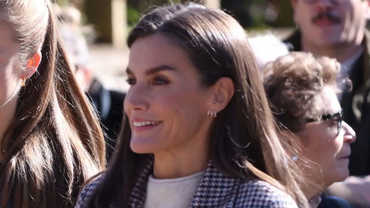 La Reina Letizia saca su versión más 'rural' con el abrigo tendencia del otoño durante su visita al Pueblo Ejemplar de Asturias