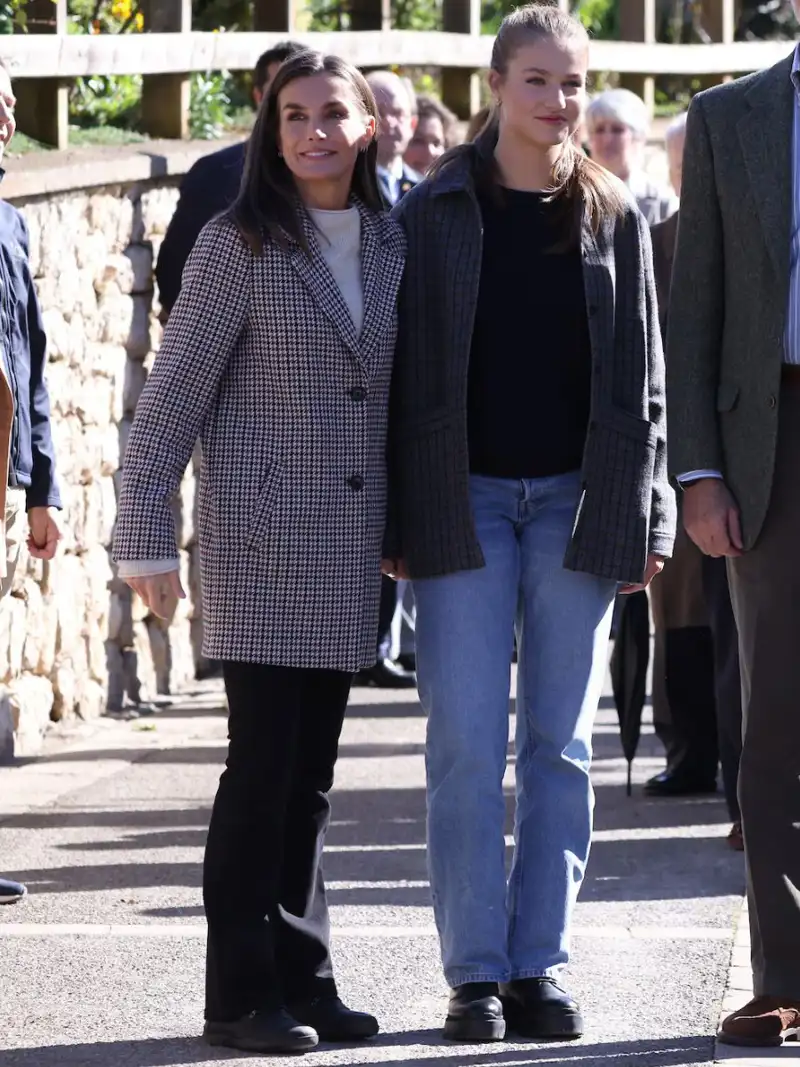 La Reina Letizia y la prensa Leonor en el Pueblo Ejemplar de Asturias, Sotres. 