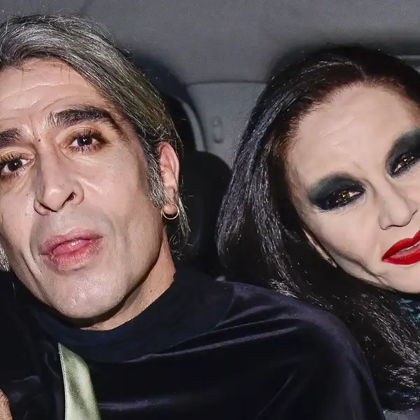 Mario Vaquerizo y Alaska en un coche