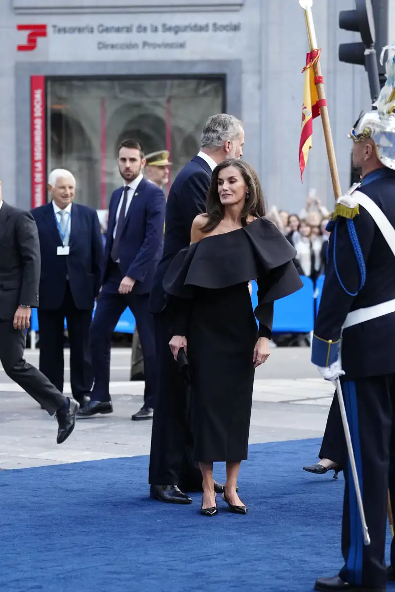 El precioso vestido de Carolina Herrera de la Reina Letizia en los Premios Princesa de Asturias 2024 