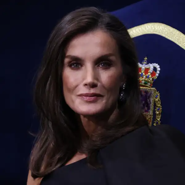 La Reina Letizia, impresionante, eclipsa a la Princesa Leonor con un vestido con volantes XXL en los Premios Princesa de Asturias 2024