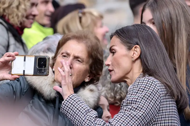 La Reina Letizia posa para un selfie en Sotres