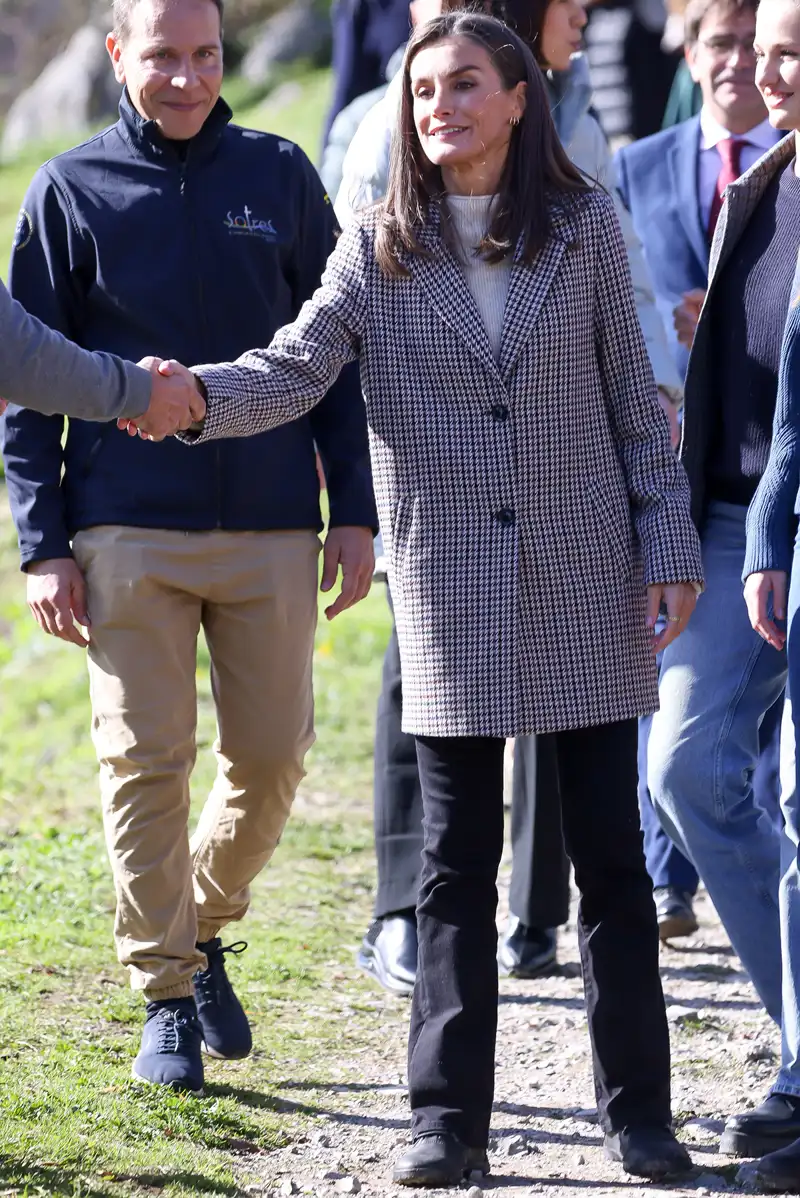 La Reina Letizia saludando en Sotres