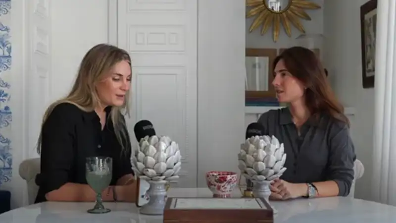 Lourdes Montes y su hermana Isabel en el pódcast de esta última.