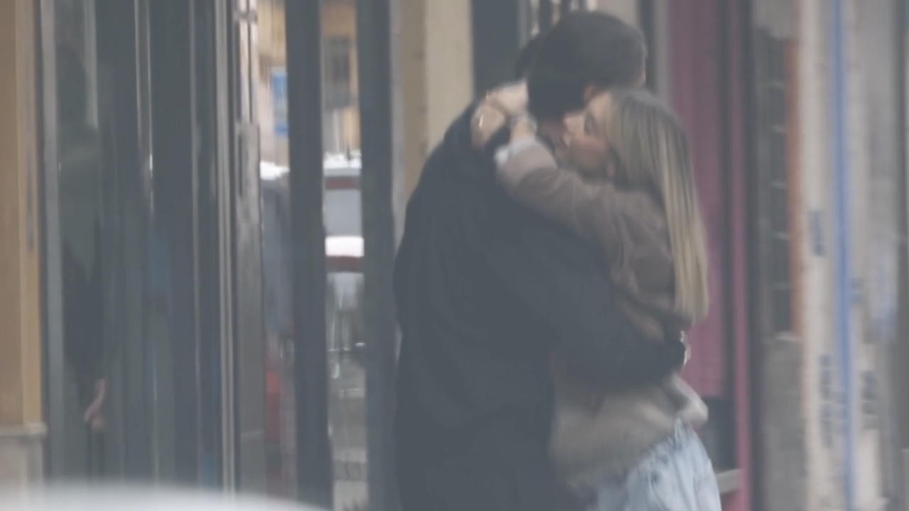 Alejandra Rubio y Carlo Costanzia, derroche de mimos y besos en plena calle a punto de convertirse en padres