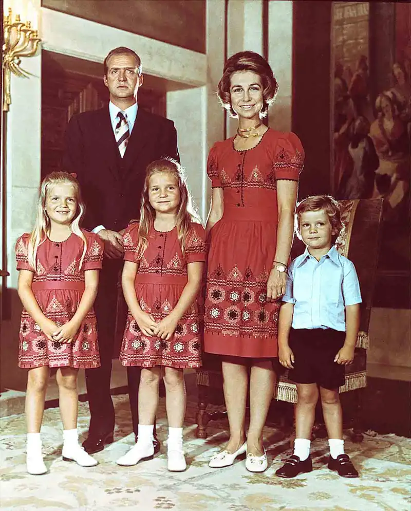 Los Reyes Juan Carlos y Sofía con sus tres hijos