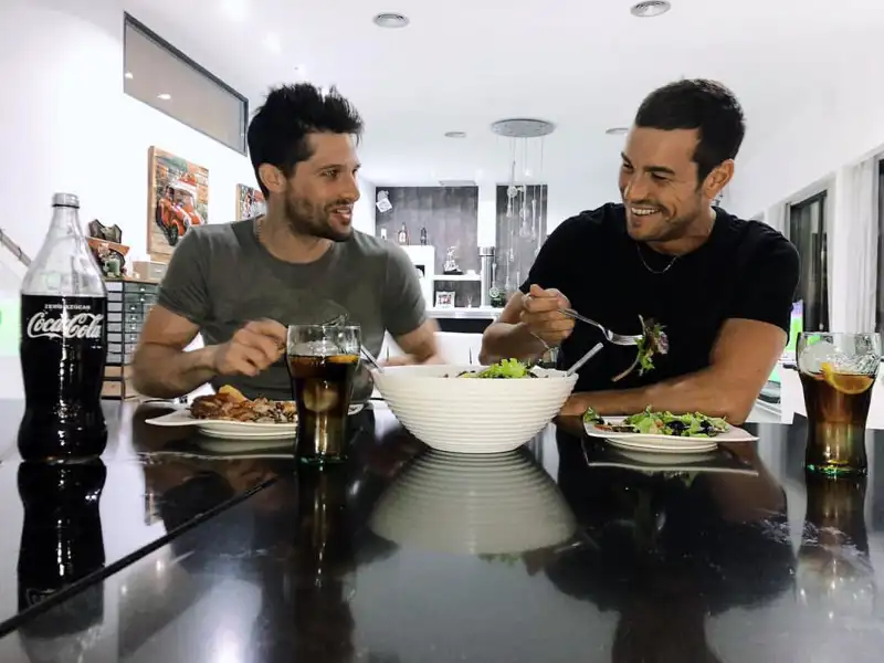 Mario Casas en su comedor