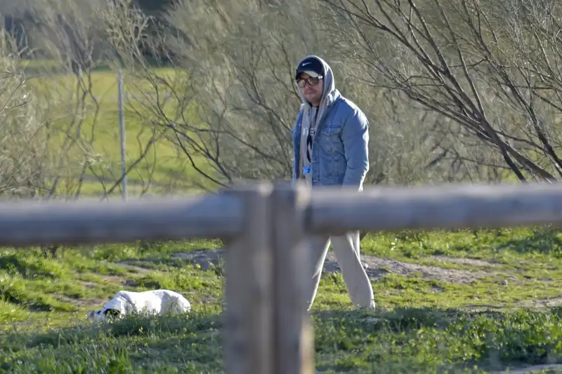 Mario Casas pasea con su perrita cerca de su casa