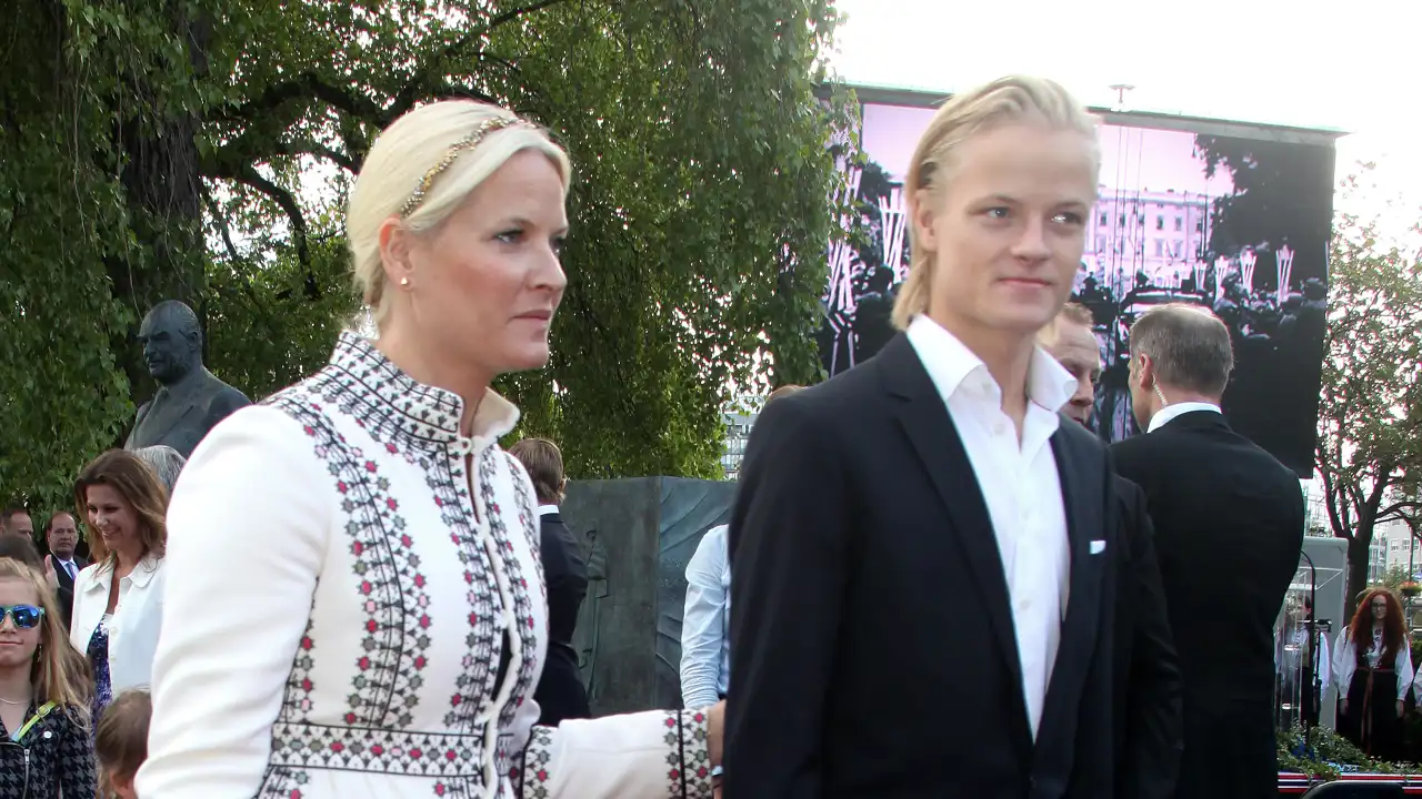 Mette-Marit junto a su hijo, Marius Borg, en un evento público