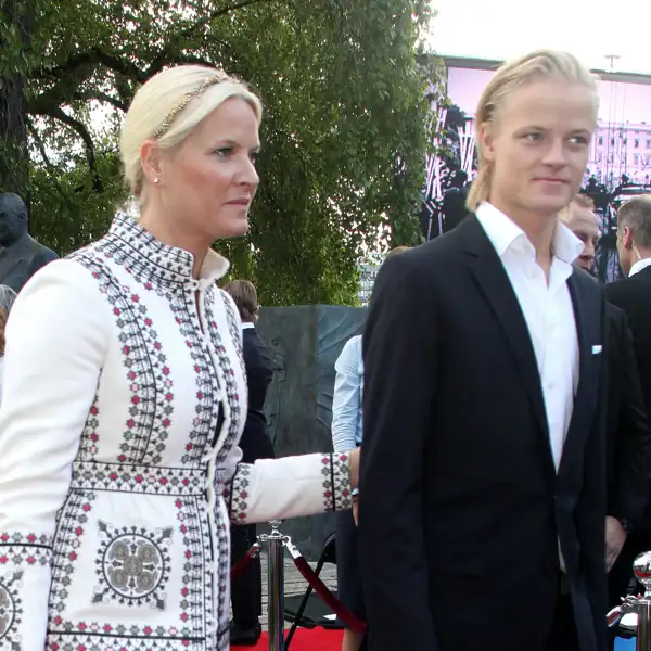 Mette-Marit junto a su hijo, Marius Borg, en un evento público