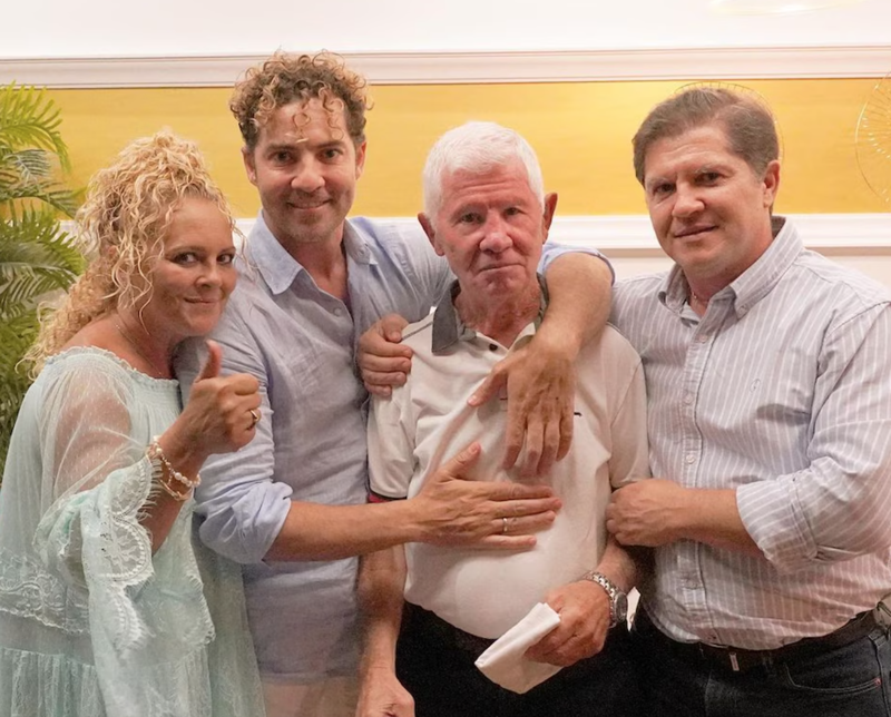 David Bisbal junto a sus hermanos y su padre