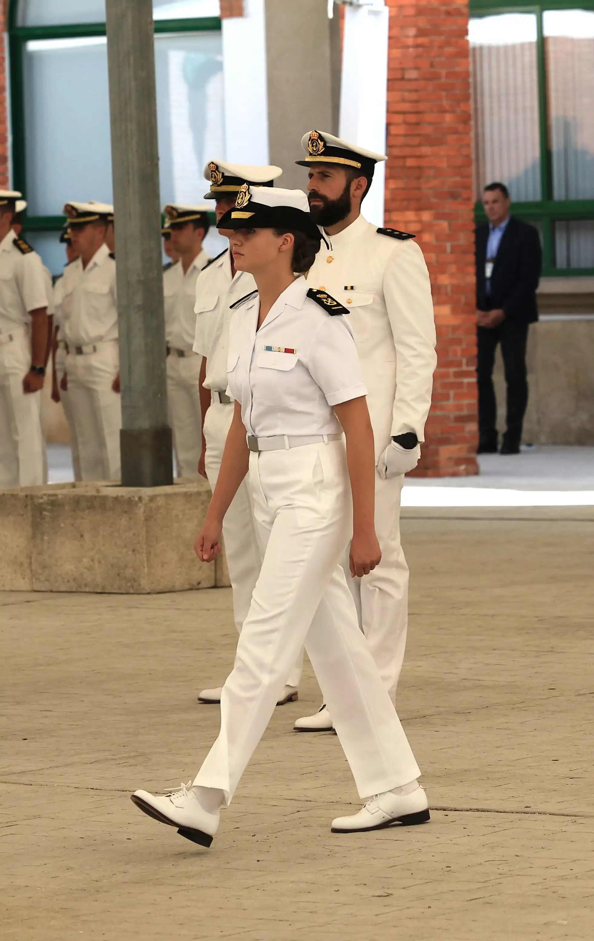  El uniforme femenino de etiqueta de la Armada